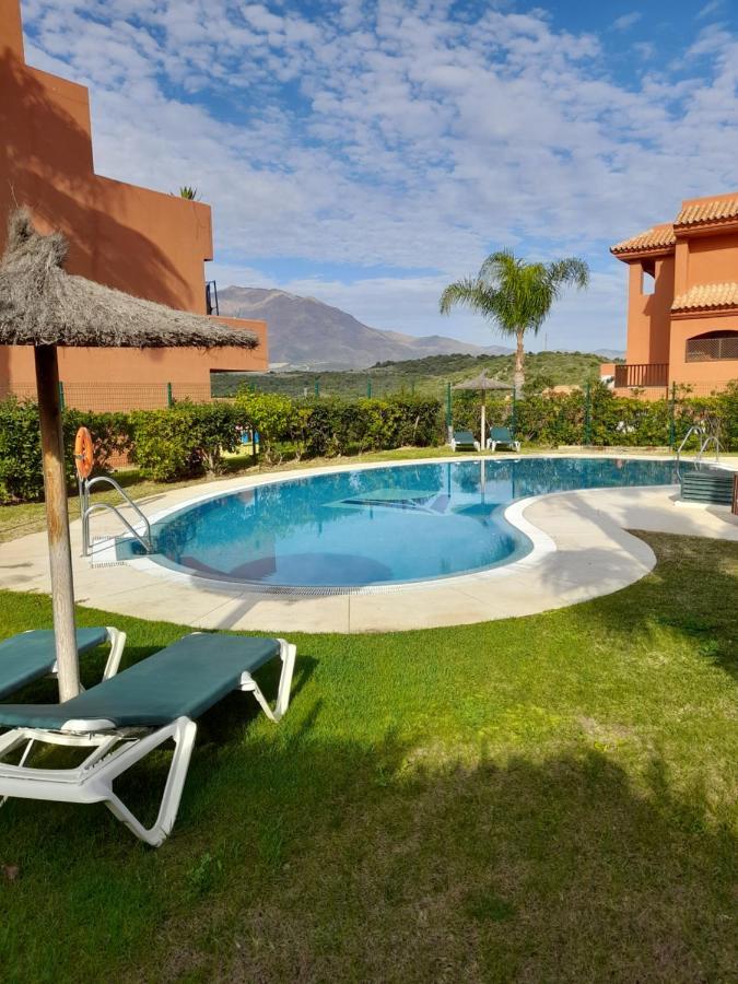 Apartamento Espacioso Muy Tranquilo Con Piscinas Y Jardines Cercano A La Playa เอสเตโปนา ภายนอก รูปภาพ